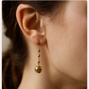 Earnings in gold tone Brand new. Never worn